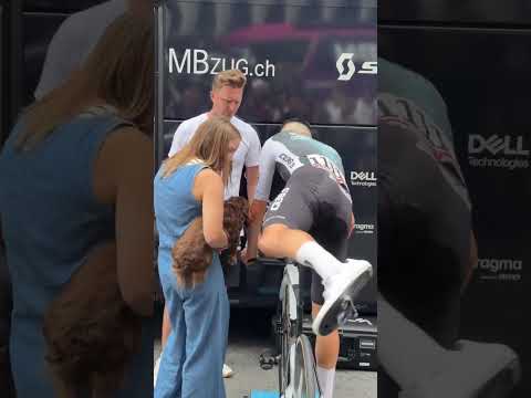 Tom Pidcock had some special visitors at the team bus after a bittersweet day at La Vuelta 🐶🥰