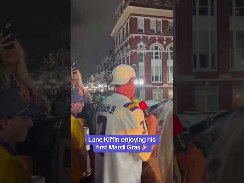 Lane Kiffin served as the co-Grand Marshal of the 2026 Endymion Parade 🎊 (via @lsufbtigers/TT)