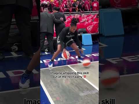 Chelsea Gray with the MOVES 😮‍💨