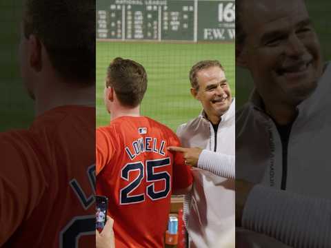 Mike Lowell made this fan’s night 🤝