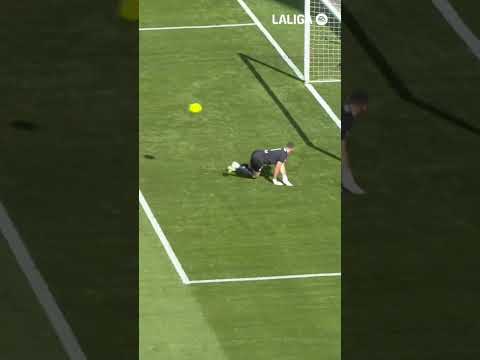 🤯 ¡Vaya doble parada de Unai Simón! #LaLigaHighlights