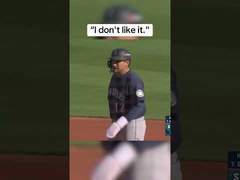 Adam Wainwright was not a fan of Josh Naylor blatantly relaying signs to the batter from second 👀