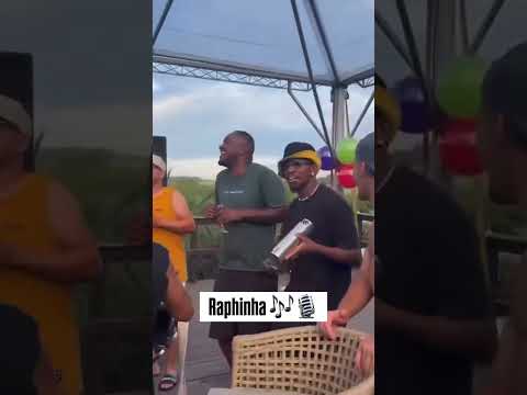 Raphinha each time there is a football break 🎤 😂 (via @taia_belloli/IG)