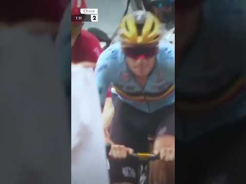 Remco’s not done yet 😮 The Belgian has battled his way back to the chase group  🔨