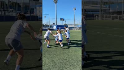 El primer equip i les jugadores de #La21 compartint futbol, experiències i diversió 💪 #RCDEFem