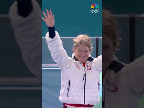 Mia Manganello sprinted in the final moments to secure the bronze medal in speed skating!