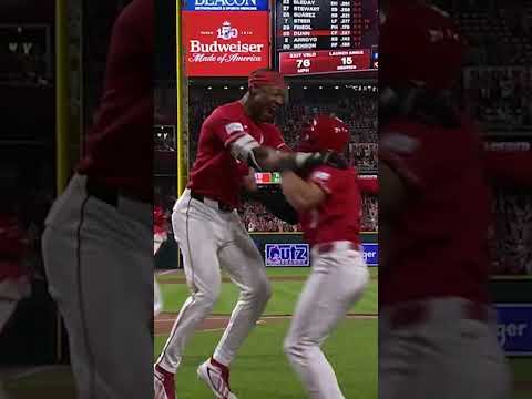 Blake Dunn walks it off for the Reds in the 10th! 😱