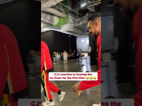 Priceless moment during his first pregame huddle as a Hawk 😆😆 #cacaw #hawks #nba #cjmccollum