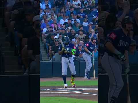 Randy Arozarena gets a standing ovation in his return to Tampa Bay👏