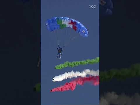 Is it a bird? Is it a plane? No, it's Italy man! 🇮🇹🪂