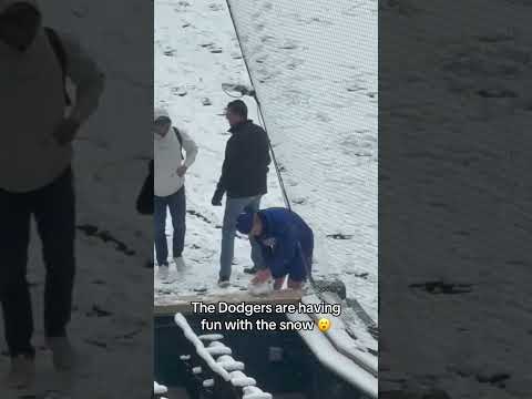 Making a snowman before your baseball game ❄️ (via MasayaKotani/X)