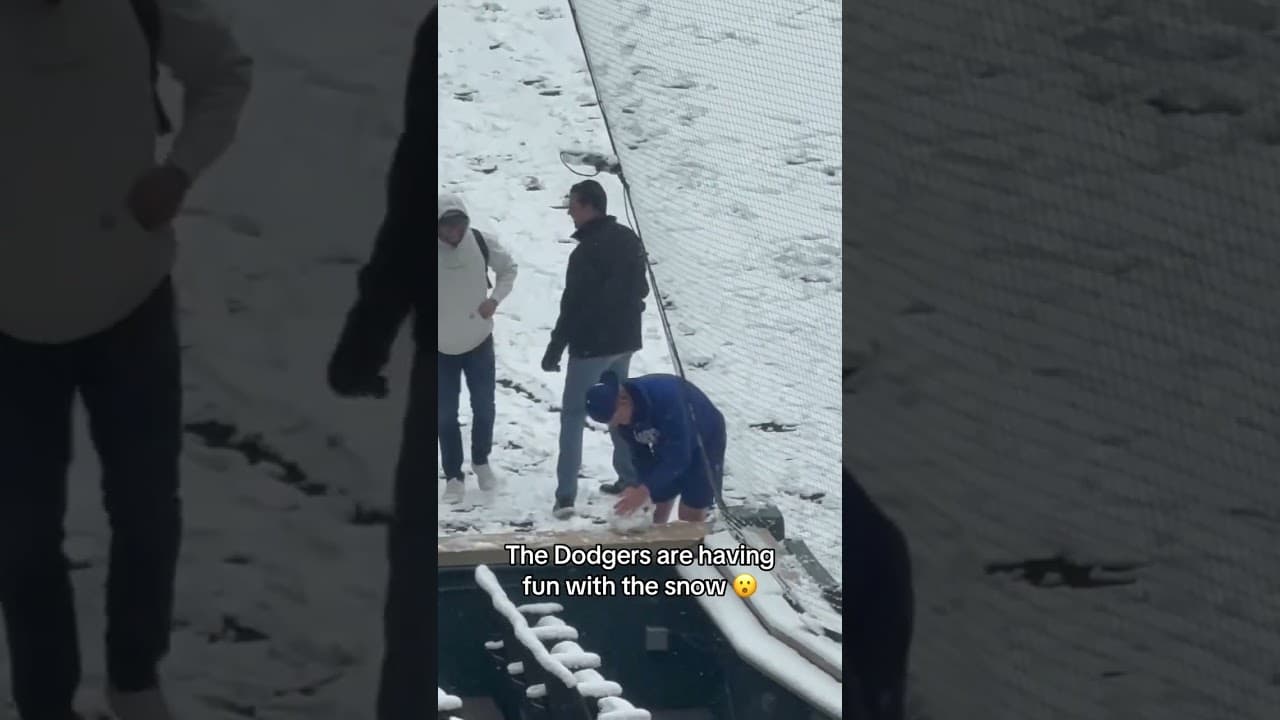 Making a snowman before your baseball game ❄️ (via MasayaKotani/X)