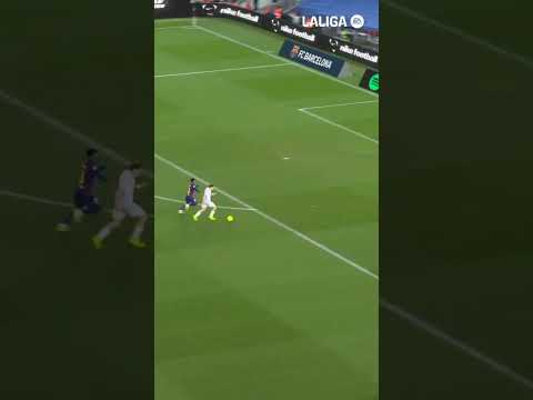 La ocasión de Víctor Muñoz ante el Barcelona #BarçaOsasuna #LALIGAHighlights
