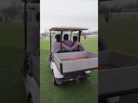 Une arrivée au training avec classe 🏎️ 🤣