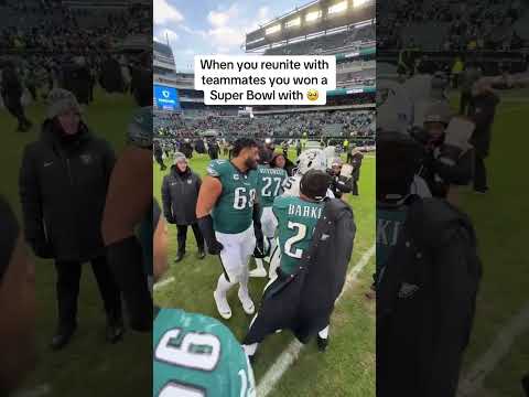 When old teammates reunite (via philadelphiaeagles/TT)
