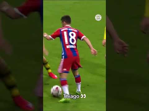 Classic Thiago Alcantara moment in Der Klassiker 😮‍💨 (via @FC Bayern/TT)