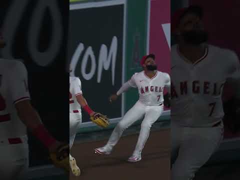 Bryce Teodosio makes an unbelievable catch to rob a home run! 🤯