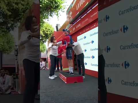 David Gaudu in red! 🥰 The Frenchman moves into the race lead on count-back.