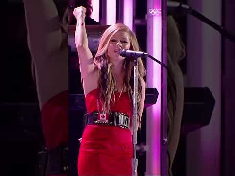 Avril Lavigne rocking “Girlfriend” at the #Vancouver2010 Closing Ceremony. 🎸 #Olympics