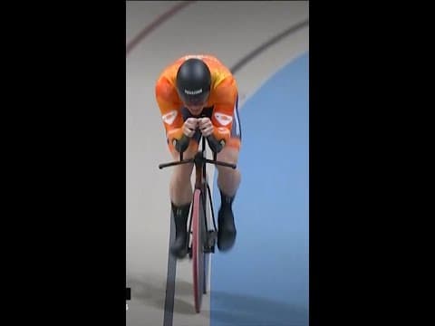Harrie Lavreysen steals gold from fellow Dutchman Jeffrey Hoogland in the men's kilo 🇳🇱🥇
