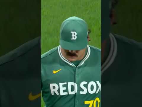 Payton Tolle gets a standing ovation after a fantastic Major League debut at Fenway Park 🔥