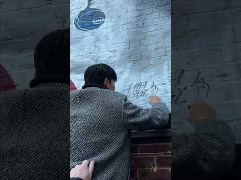 Signing the mural they unveiled of Son 🤩 🔝 (via spursoficial/IG)