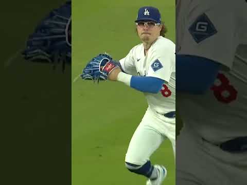 Kiké Hernández catches the liner and unleashes a missile to first for the double play 😮 #Postseason