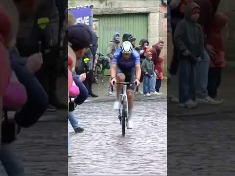 Mathieu van der Poel makes it look easy 😮‍💨 The Dutchman with a SEATED acceleration on the Muur! 💪