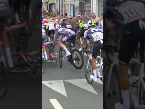 How on EARTH did Kaden Groves avoid this crash? 😱 Bike handling skills 💯