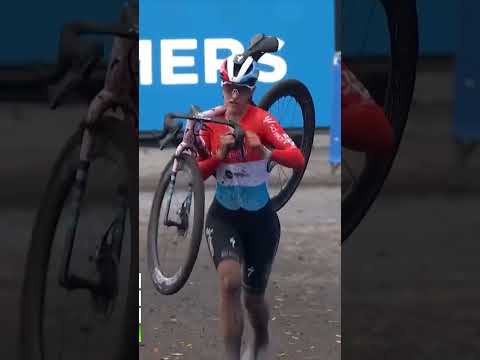 Extra training 😮‍💨 Marie Schreiber dropped her chain near the finish and had to run to the line  😬