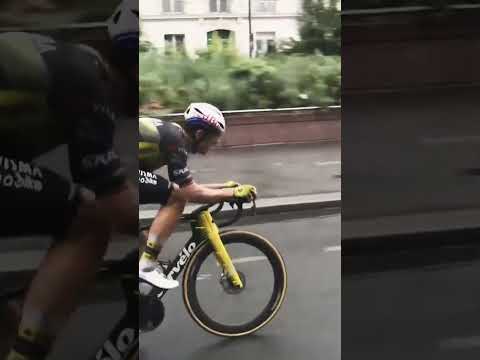 One epic final stage on the streets of Paris 😍