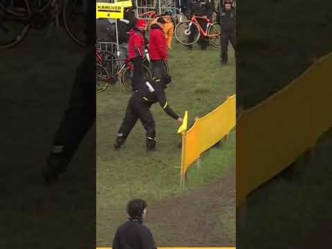 Man down! 😅 A quick trip into the mud for Amandie Fouquenet’s mechanic.