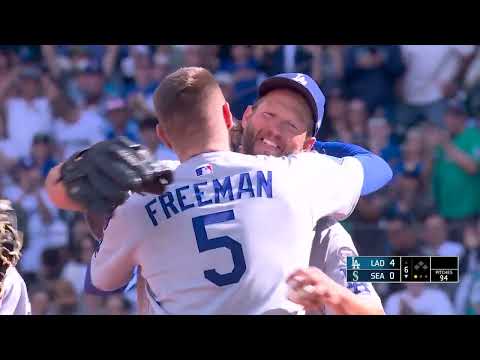 Freddie Freeman takes Clayton Kershaw out of his final regular season game 🥹