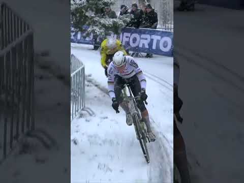 Wout van Aert down! 😮 He goes down and is struggling to get going again 😢