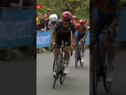 Alaphilippe getting the Amstel party started 🕺💃The flamboyant Frenchman drew out Tadej Pogacar!