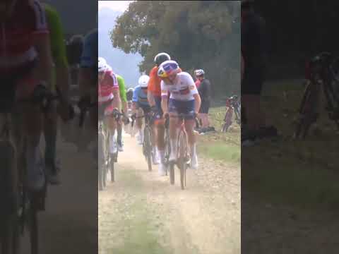 Tom Pidcock ups the pace as Matej Mohoric counters in the Gravel World Championships!