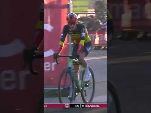 Looking for another gear? 🏍️⚙️😆 Wout van Aert showing off the small skills you need in ‘Cross 👞