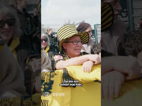 😂🎤 Mic‘d up 𝐆𝐄𝐑𝐃 beim öffentlichen Training. Du wurdest vermisst, Karim! 😁🤷