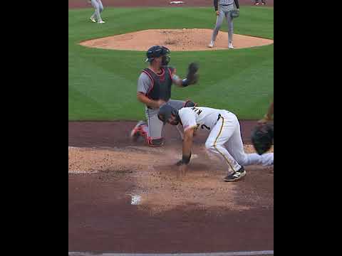 Javier Báez cut down his third runner OF THE NIGHT! 🤯