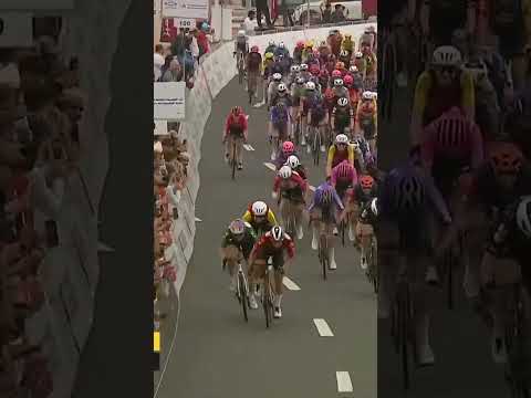 Pushed all the way 👀 Lorena Wiebes makes it a hat-trick in the UAE!