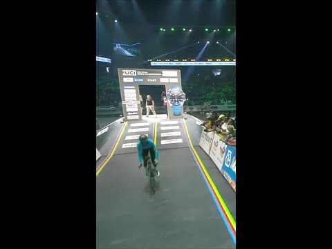 Vibes are high as the Rwandan national champion Xaverine Nirere gets underway! 🇷🇼🎉