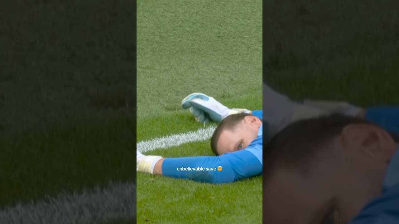 Matz Sels with UNBELIEVABLE reactions to deny Joshua Zirkzee 🧤