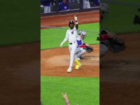 Jazz Chisholm Jr. sent that bat FLYING! 😳