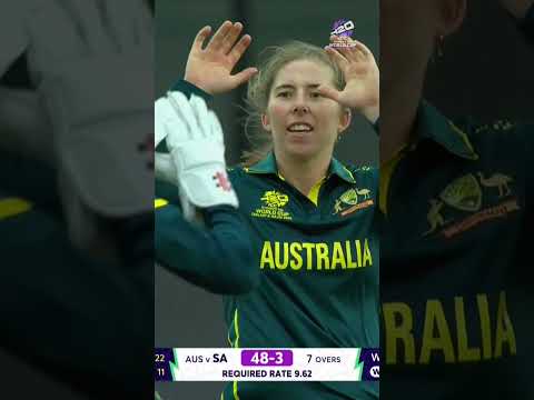 Georgia Wareham’s masterful leg-spin breaks South Africa’s resistance 👌 #T20WorldCup