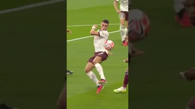 ⚽️ Phil Foden's incredible ball control 😮💨 #football #skills #mancity #premierleague #shorts