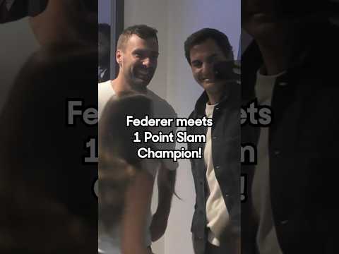 Roger Federer asks CHAMPION for selfie! 🤳