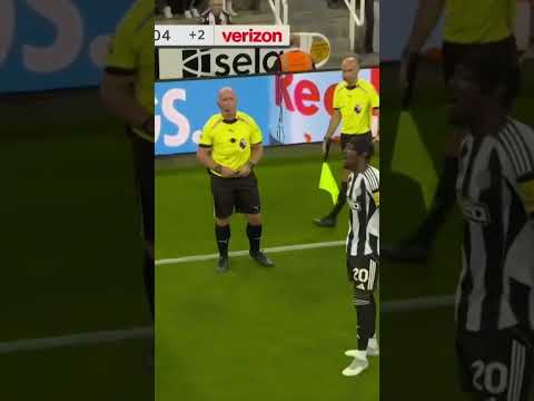 Anthony Gordon takes out Virgil van Dijk 😬🟥