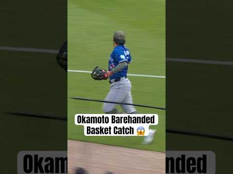 Kazuma Okamoto with an overhead snag into the barehand 😮 #MLB #BlueJays