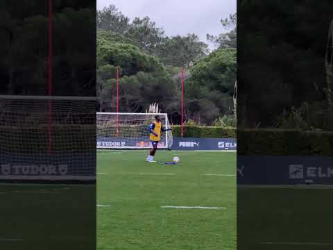On our New Year’s resolution: get a first touch like Casté ✋😌