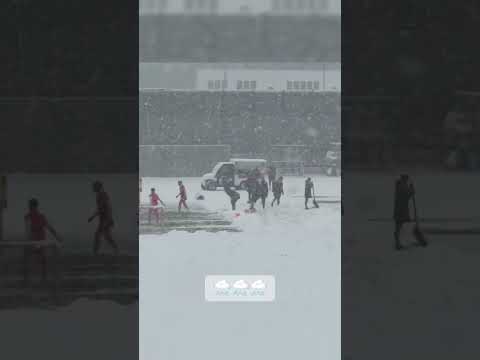 FC Bayern training under very snowy conditions 🌨️ 🥶 (via soy_kerry/IG)